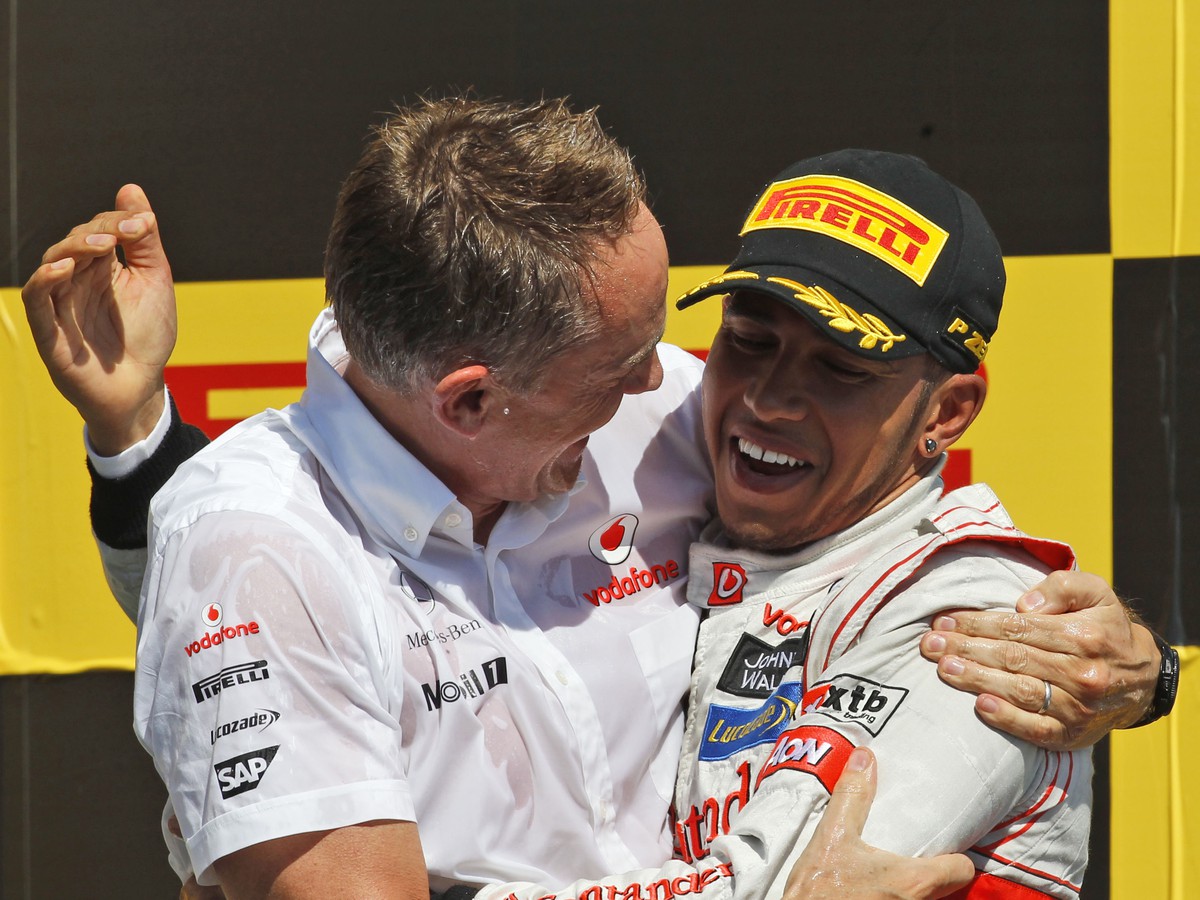 Šéf McLarenu Martin Whitmarsh (vľavo) a jazdec stajne Lewis Hamilton