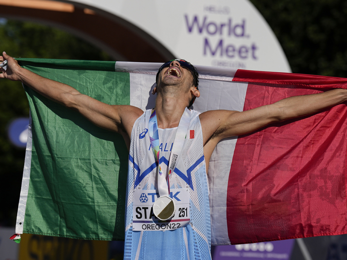 Talian Massimo Stano oslavuje triumf na majstrovstvách sveta v chôdzi na 35 km