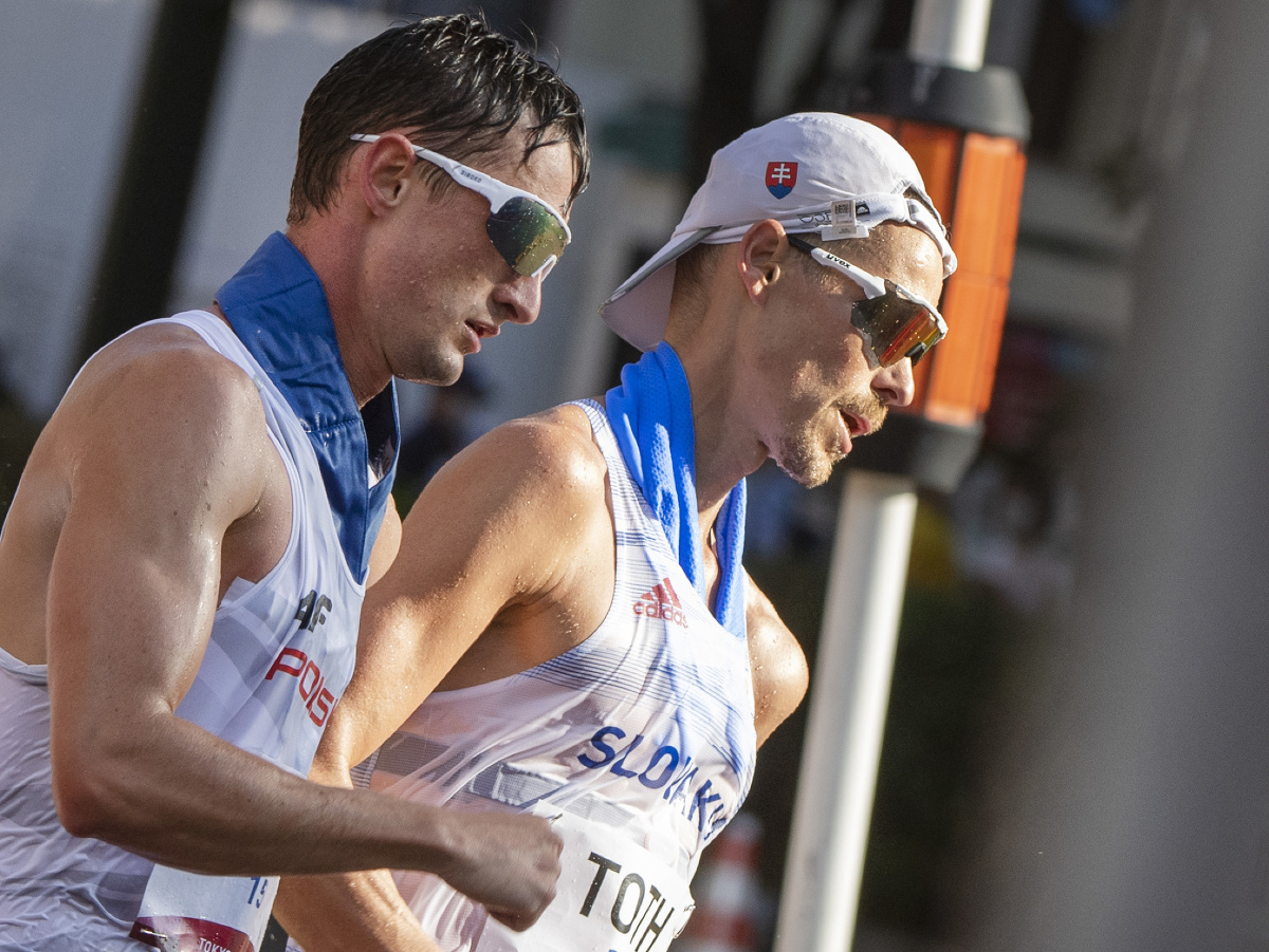 Na snímke vpravo slovenský reprezentant v chôdzi na 50 km Matej Tóth a vľavo neskorší víťaz poliak Dawid Tomala počas pretekov na XXXII. letných olympijských hrách 2020 v japonskom Sappore