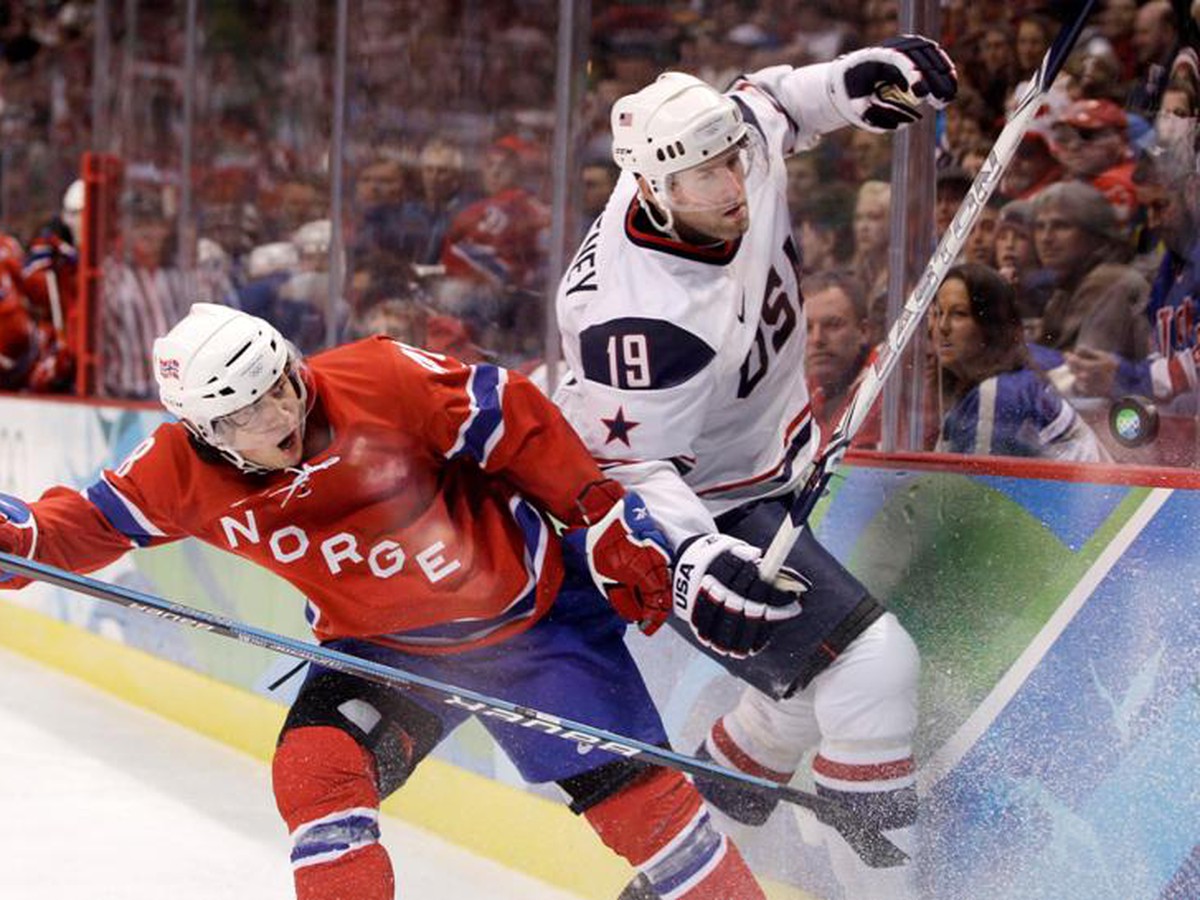 Nór Mats Zuccarello Aasen a Ryan Whitney z USA