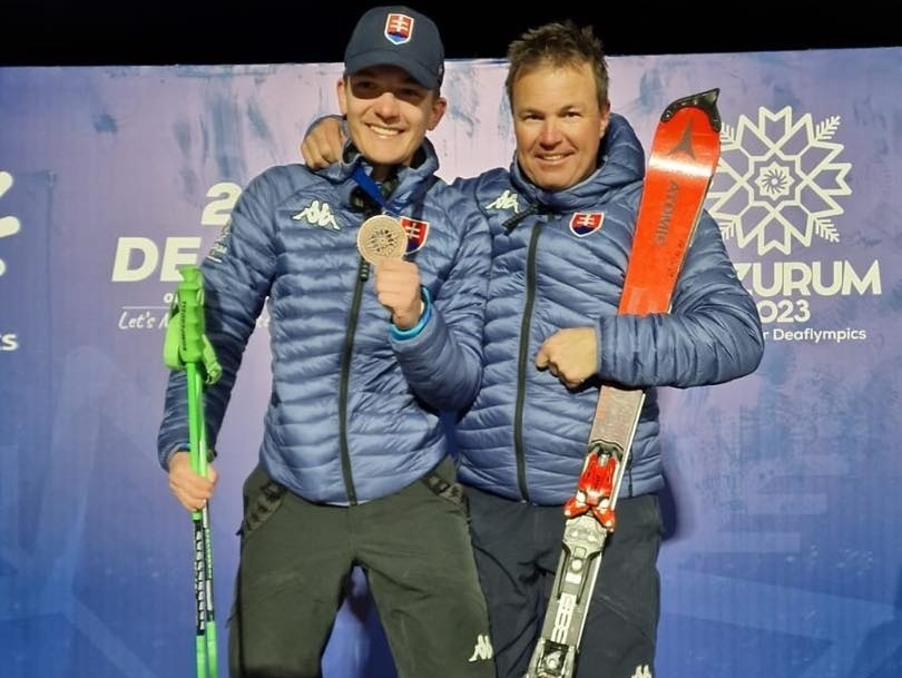 Slovenský lyžiar Matúš Ďuriš (vľavo) získal na zimnej deaflympiáde bronz v paralelnom slalome