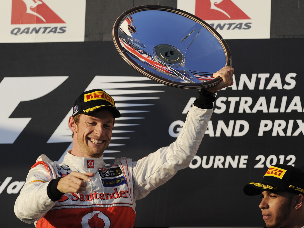 Jenson Button s víťaznou trofejou