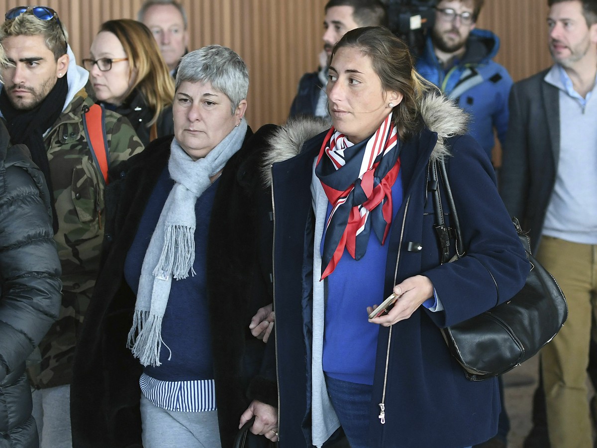 Mercedes (uprostred), matka po nezvestnom futbalistovi Emilianovi Salovi a jeho sestra Romina (vpravo) prichádzajú na letisko na ostrove Guernsey