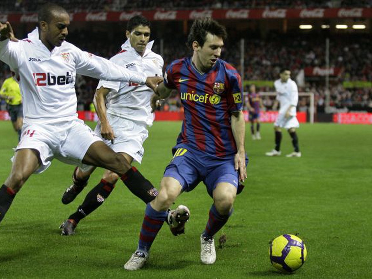 Messi branený hneď dvomi hráčmi Sevilly