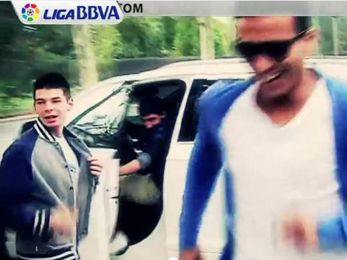 Vysmiaty Thiago, v pozadí Messi už v správnom aute