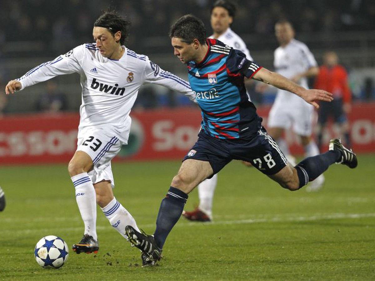 Mesut Özil v súboji s Toulalanom z Lyonu