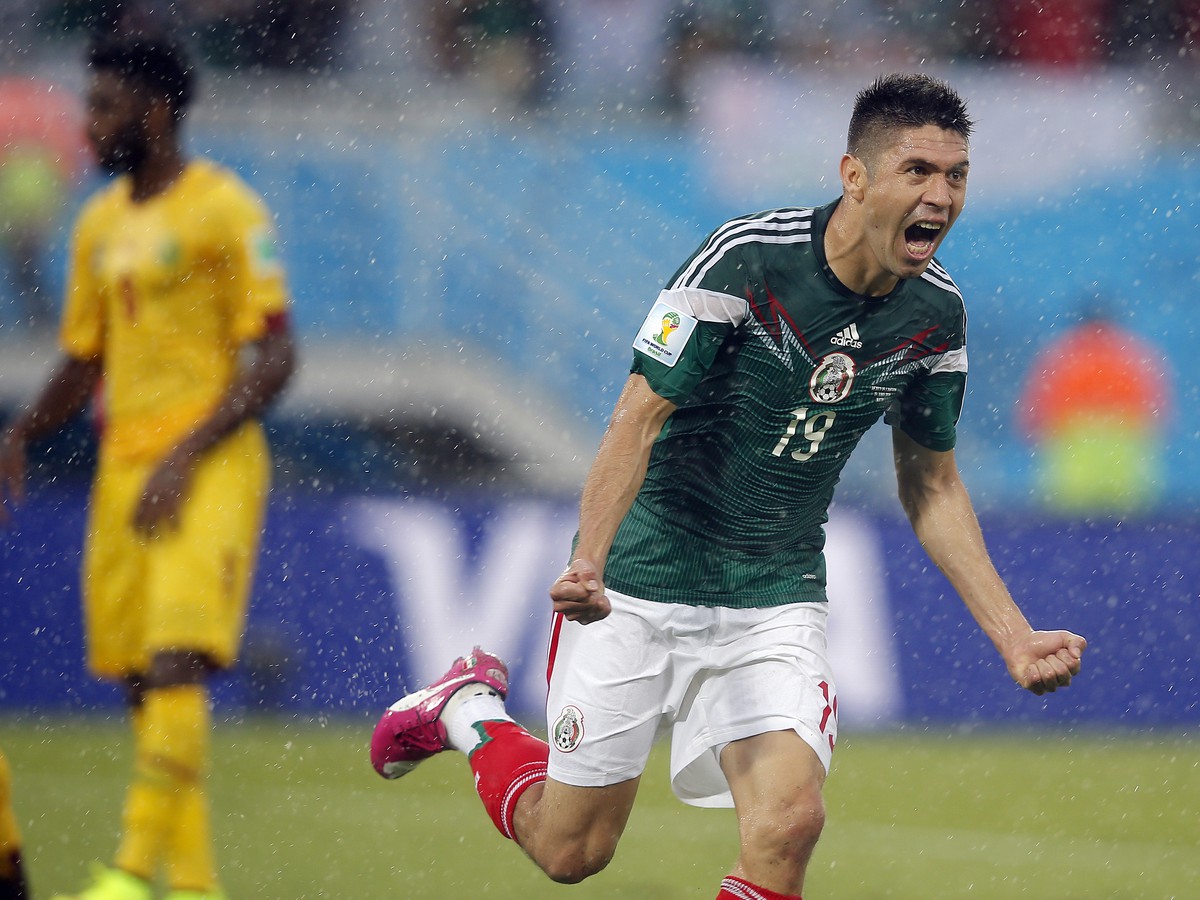 Oribe Peralta oslavuje víťazný gól Mexika
