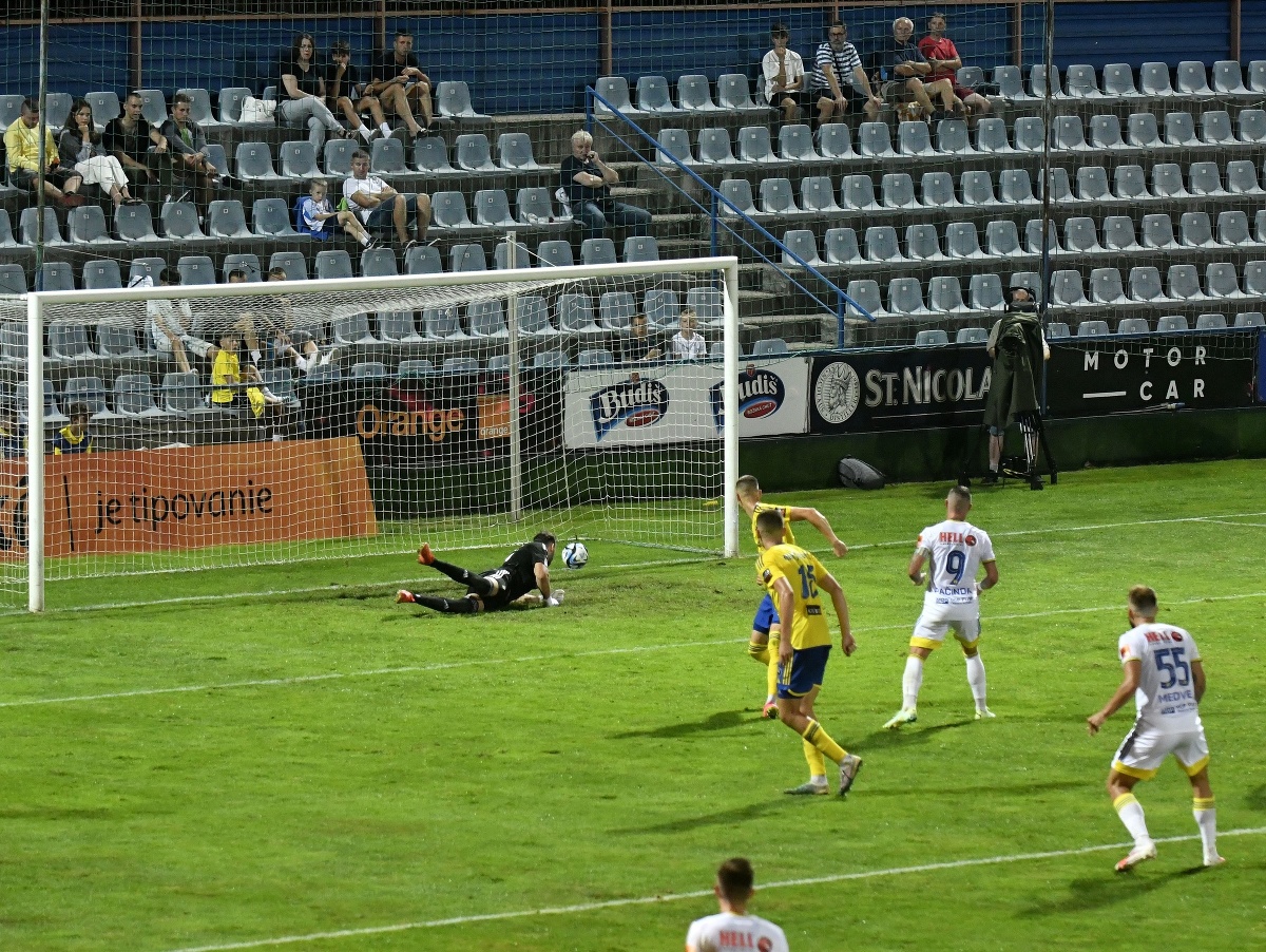 Vpravo Žan Medved (Košice) strieľa prvý gól Košíc brankárovi Michaloviec Benjamínovi Szárazovi 