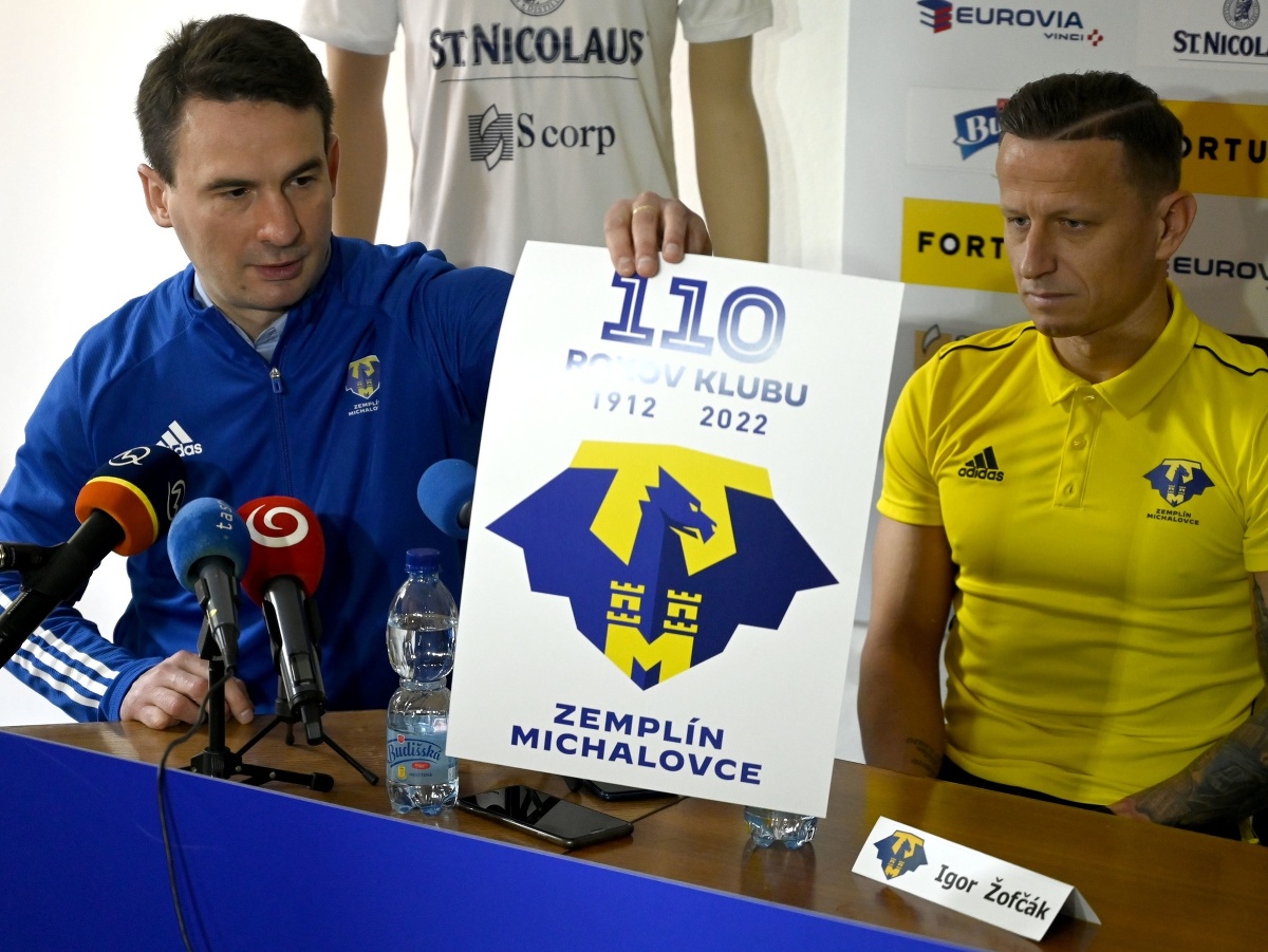 Na snímke vľavo marketingový riaditeľ klubu MFK Zemplín Michalovce Július Kmec ukazuje nové logo pri príležitosti 110 rokov klubu, vpravo kapitán tímu Igor Žofčák