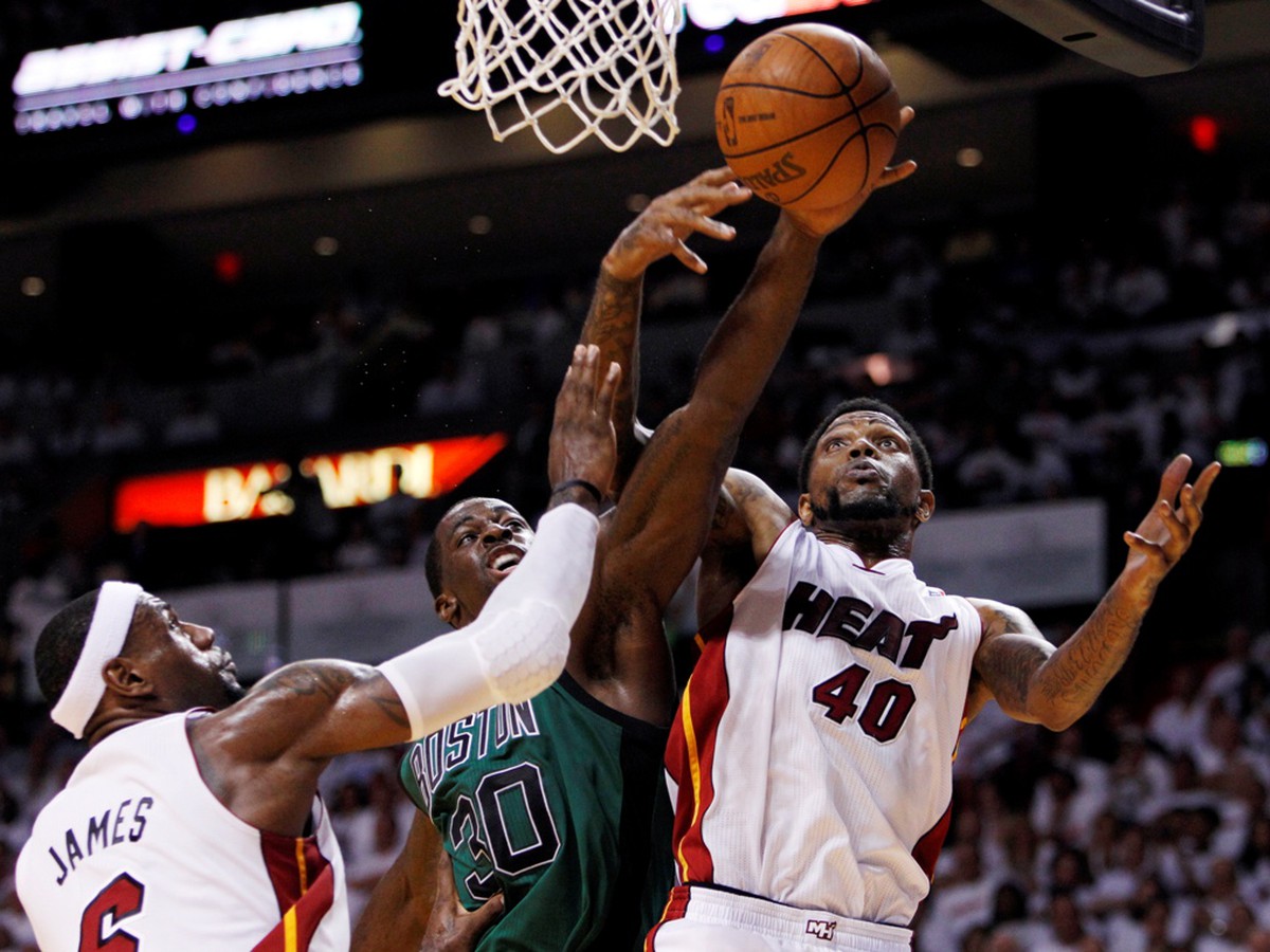 James a Haslem (40) bránia Bassa