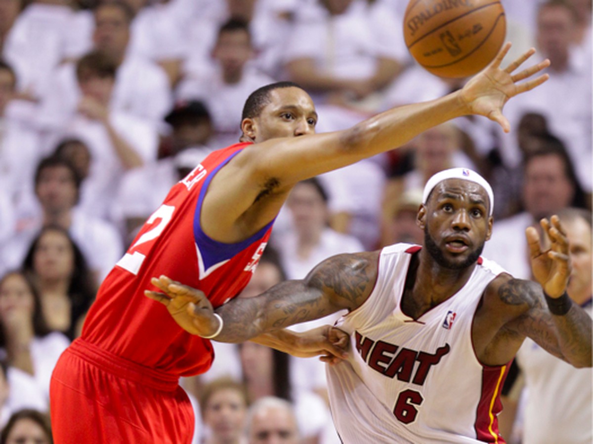 Evan Turner v boji o loptu s LeBronom Jamesom