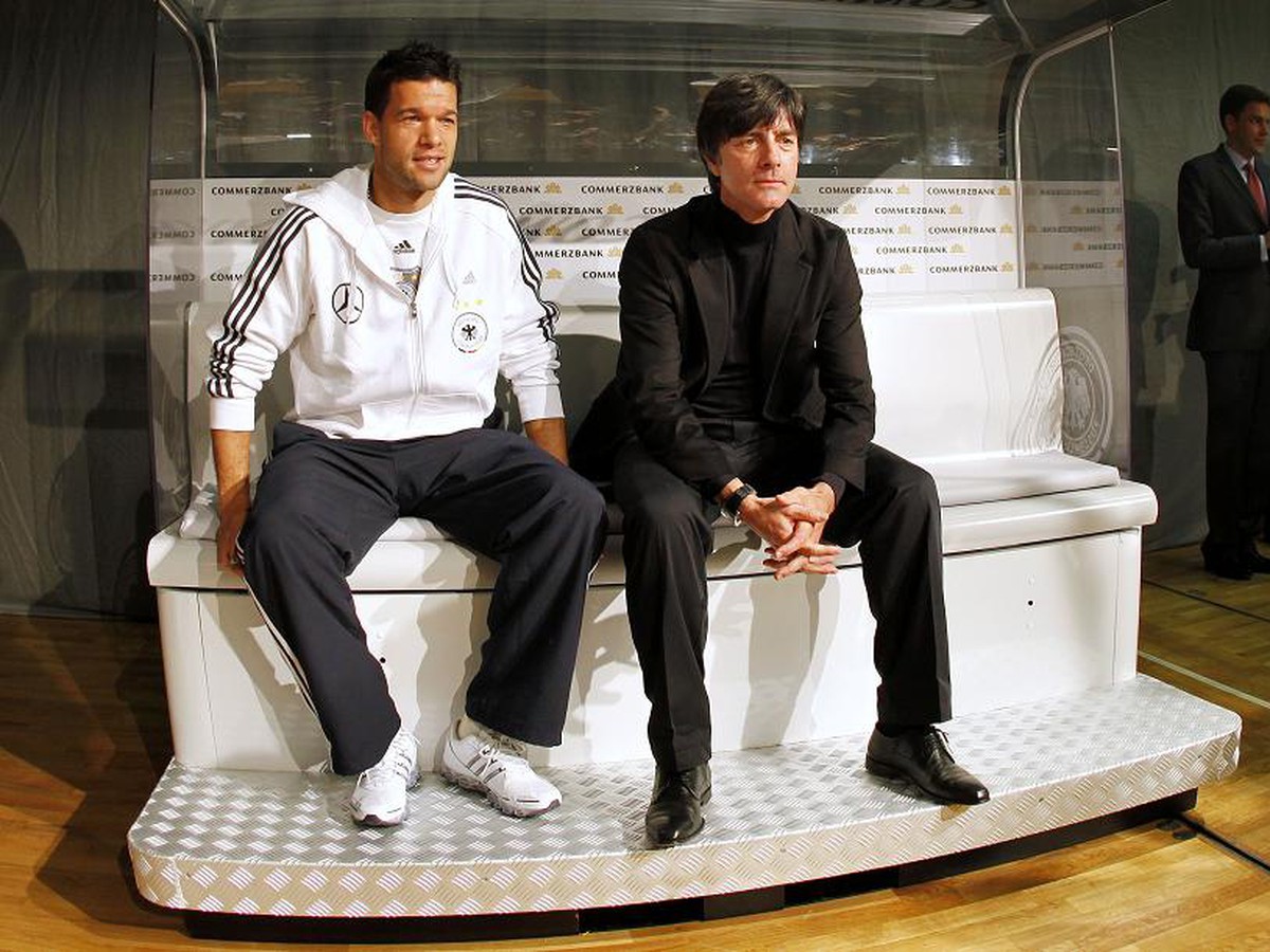 Kapitán Ballack a tréner Löw pred kvalifikačným zápasom s Ruskom