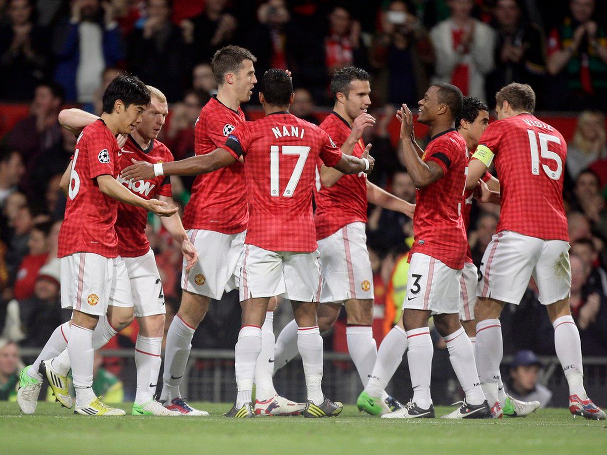 Gólové oslavy hráčov United po zásahu Carricka (tretí zľava)