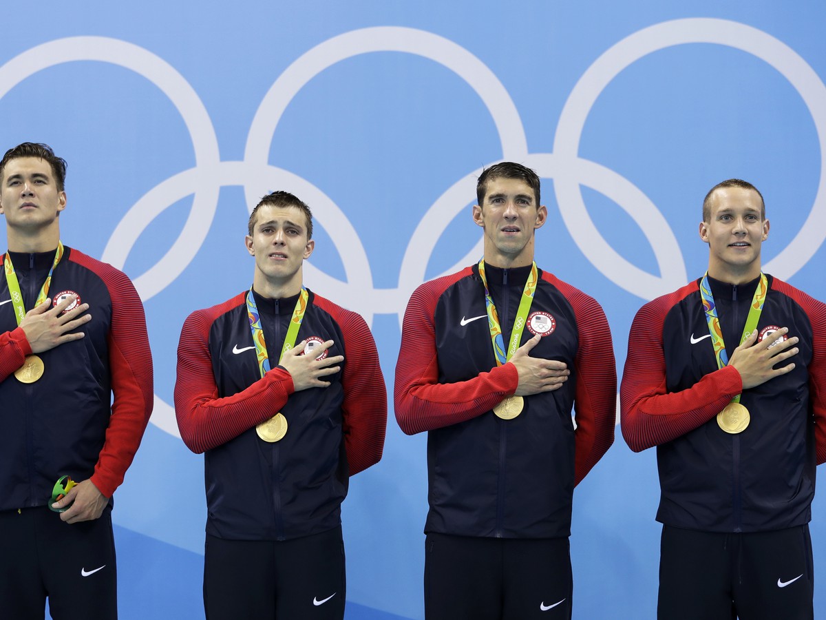 Sprava: Caeleb Dressel, Michael Phelps, Ryan Held a Nathan Adrian