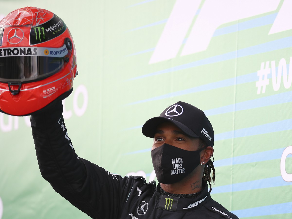 Lewis Hamilton s helmou Michaela Schumachera
