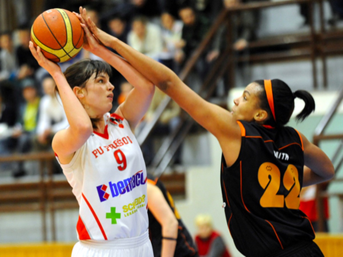 Michaela Zentková (Prešov) a Jenna Smith (Ružomberok)