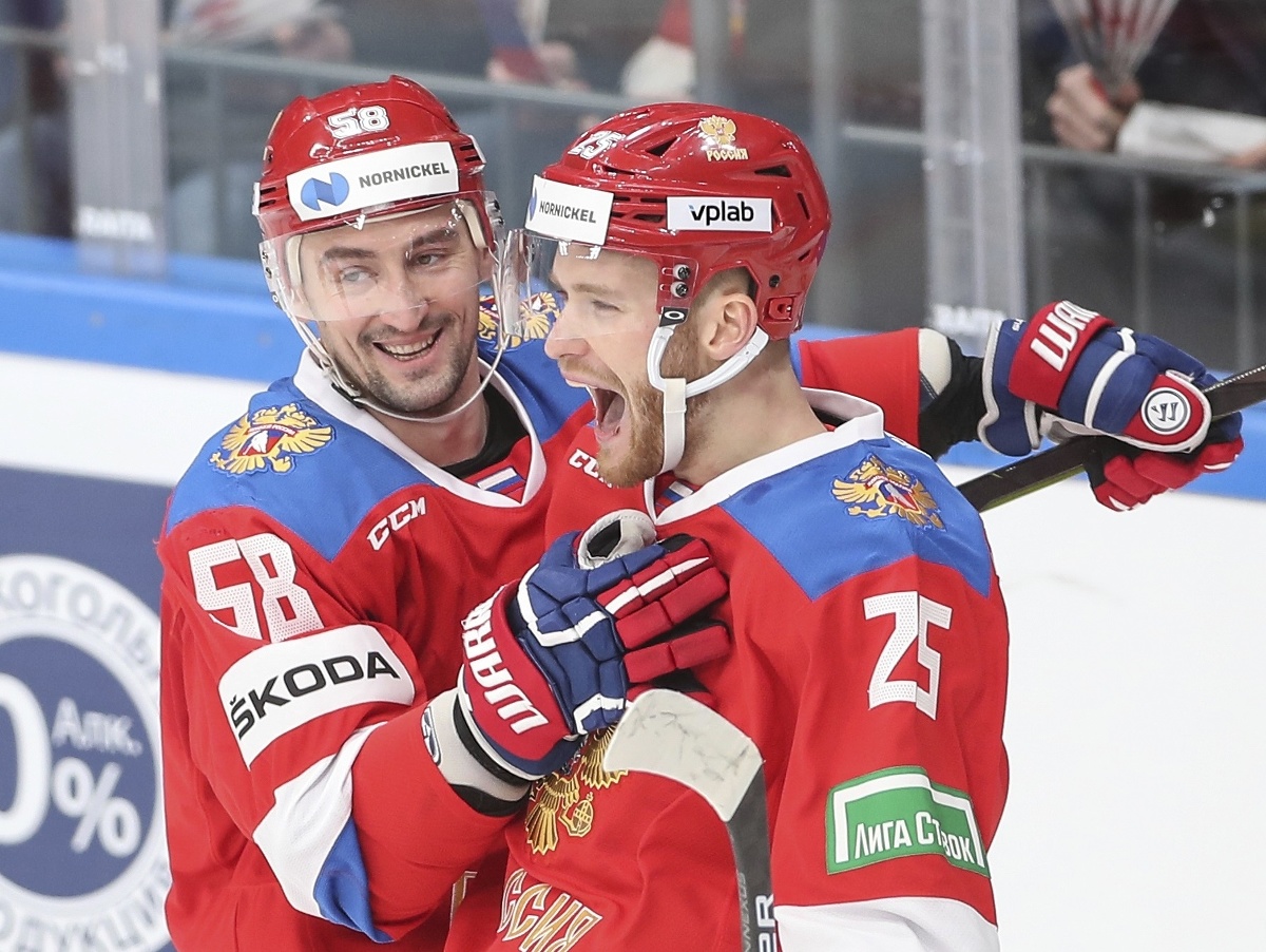Ruskí hokejisti Michail Grigorenko (vpravo) a Anton Slepyšev sa tešia po strelení gólu