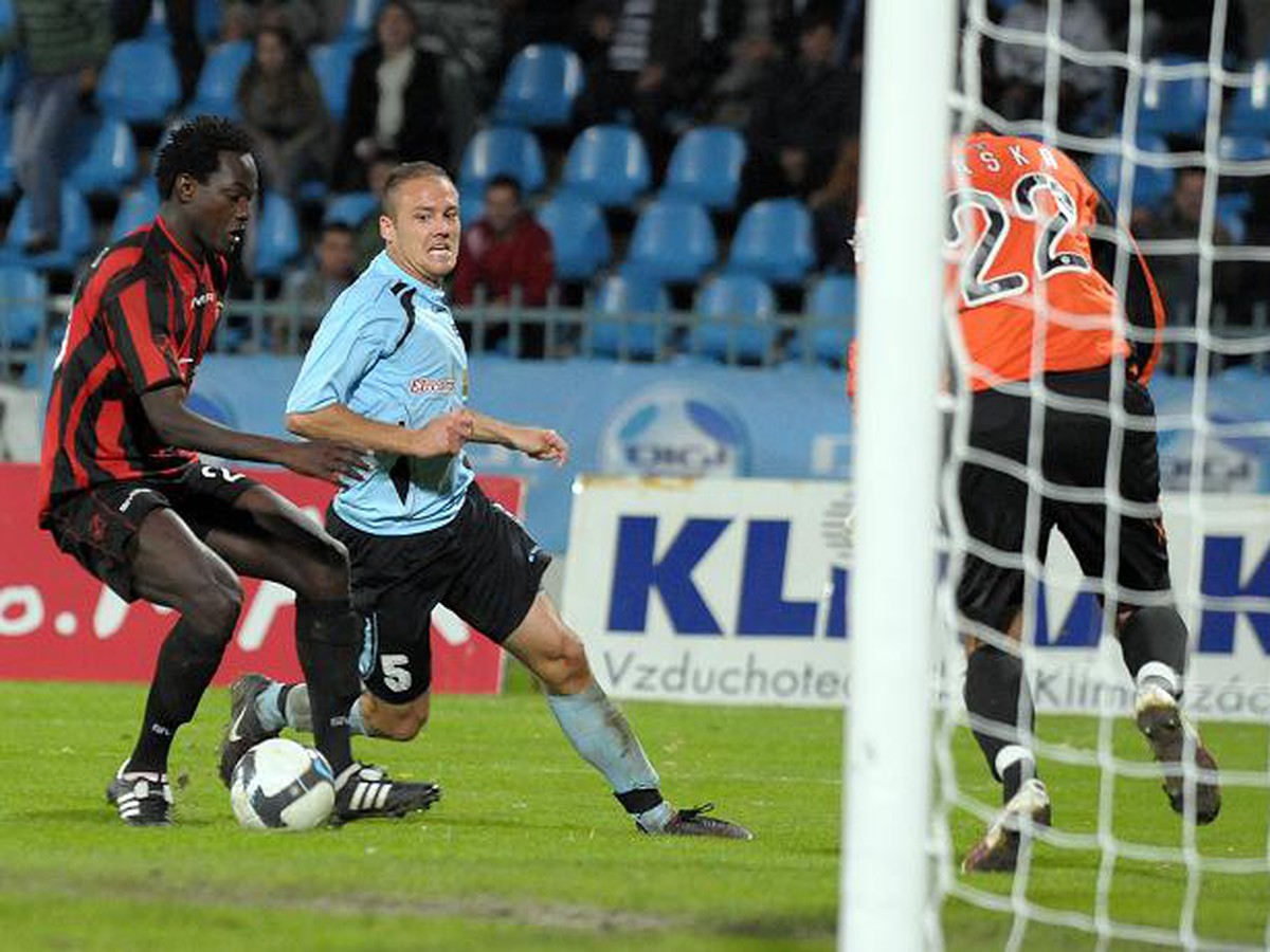 Michal Áć v súboji Boubacarom Diallom