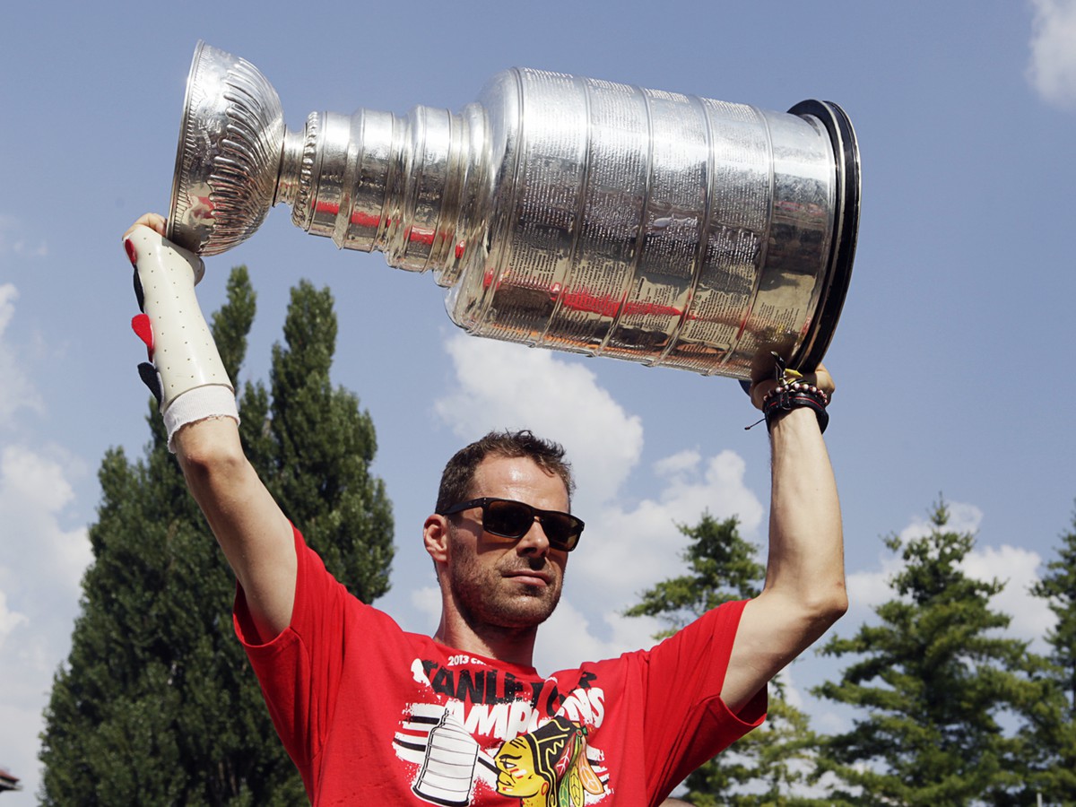 Michal Handzuš drží nad hlavou Stanleyho pohár p