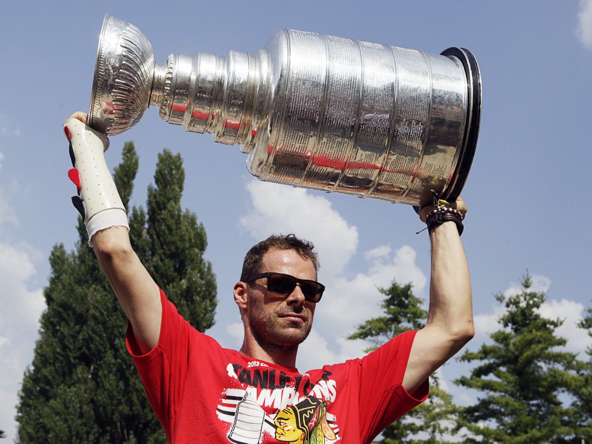 Michal Handzuš drží nad hlavou Stanleyho pohár počas osláv na Slovensku