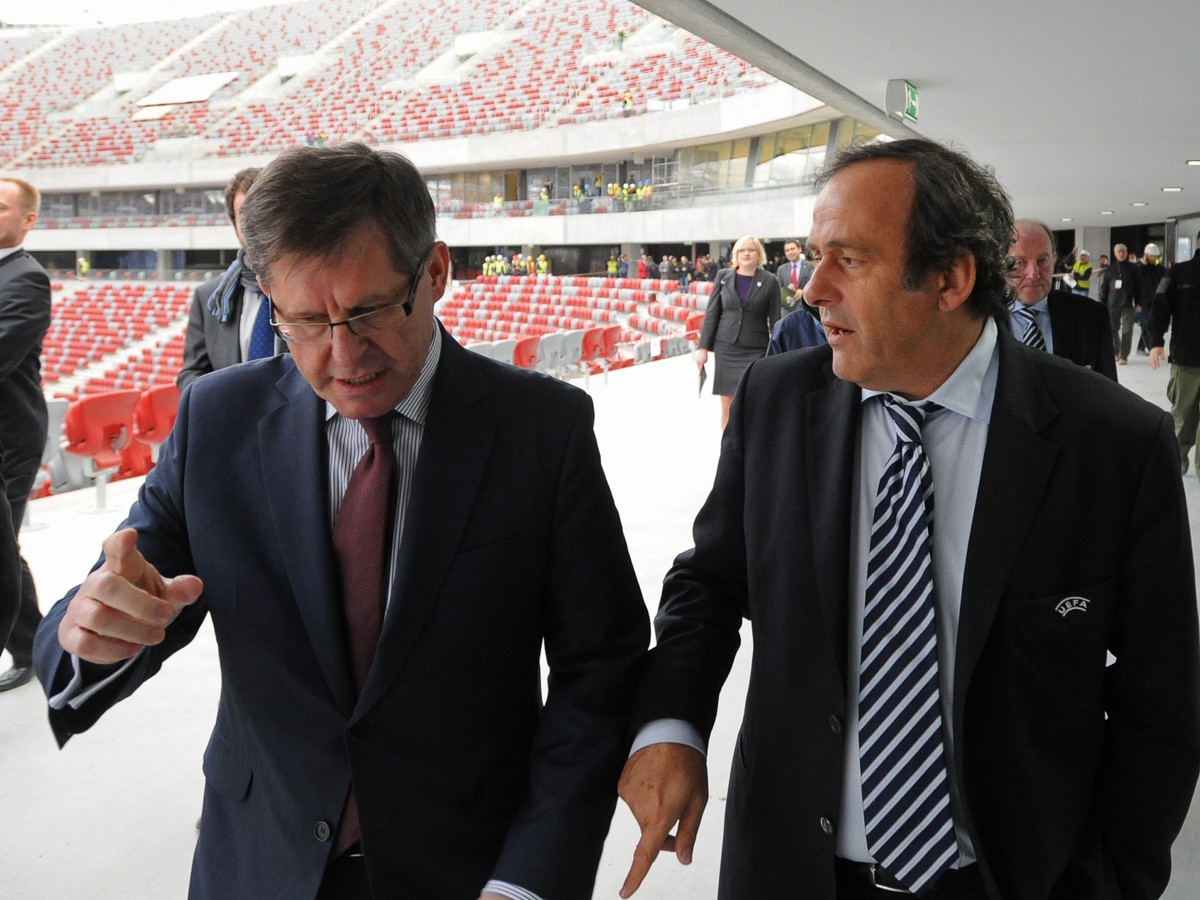 Michel Platini a poľský Minister športu Adam Giersz na Národnom štadióne vo Varšave