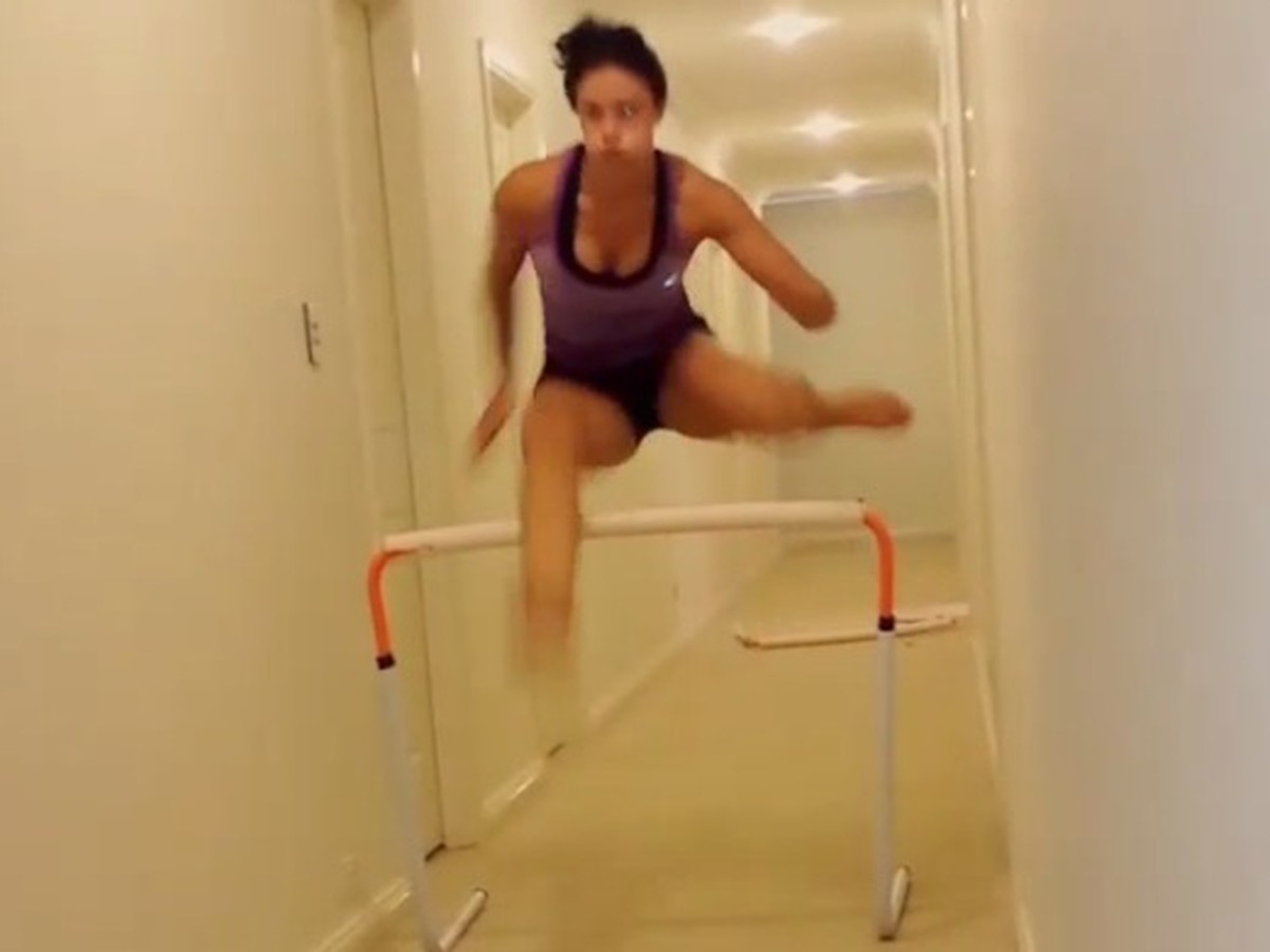 Michelle Jennekeová trénuje skok cez prekáźky aj vo vnútri na chodbe