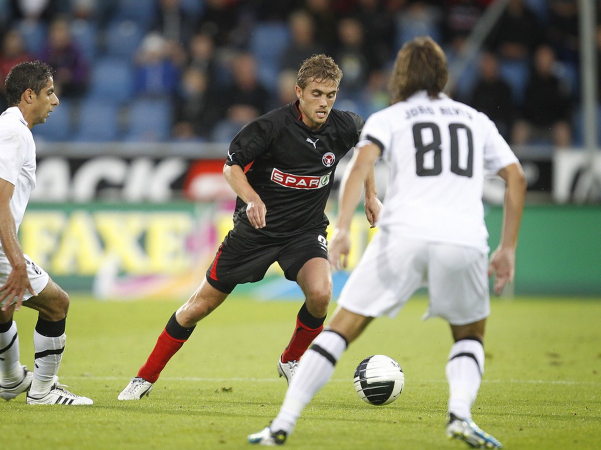 Jakob Poulsen z Midtjyllandu (v čiernom) v zápase proti portugalskému tímu Guimaraes v Európskej lige (28.7.)