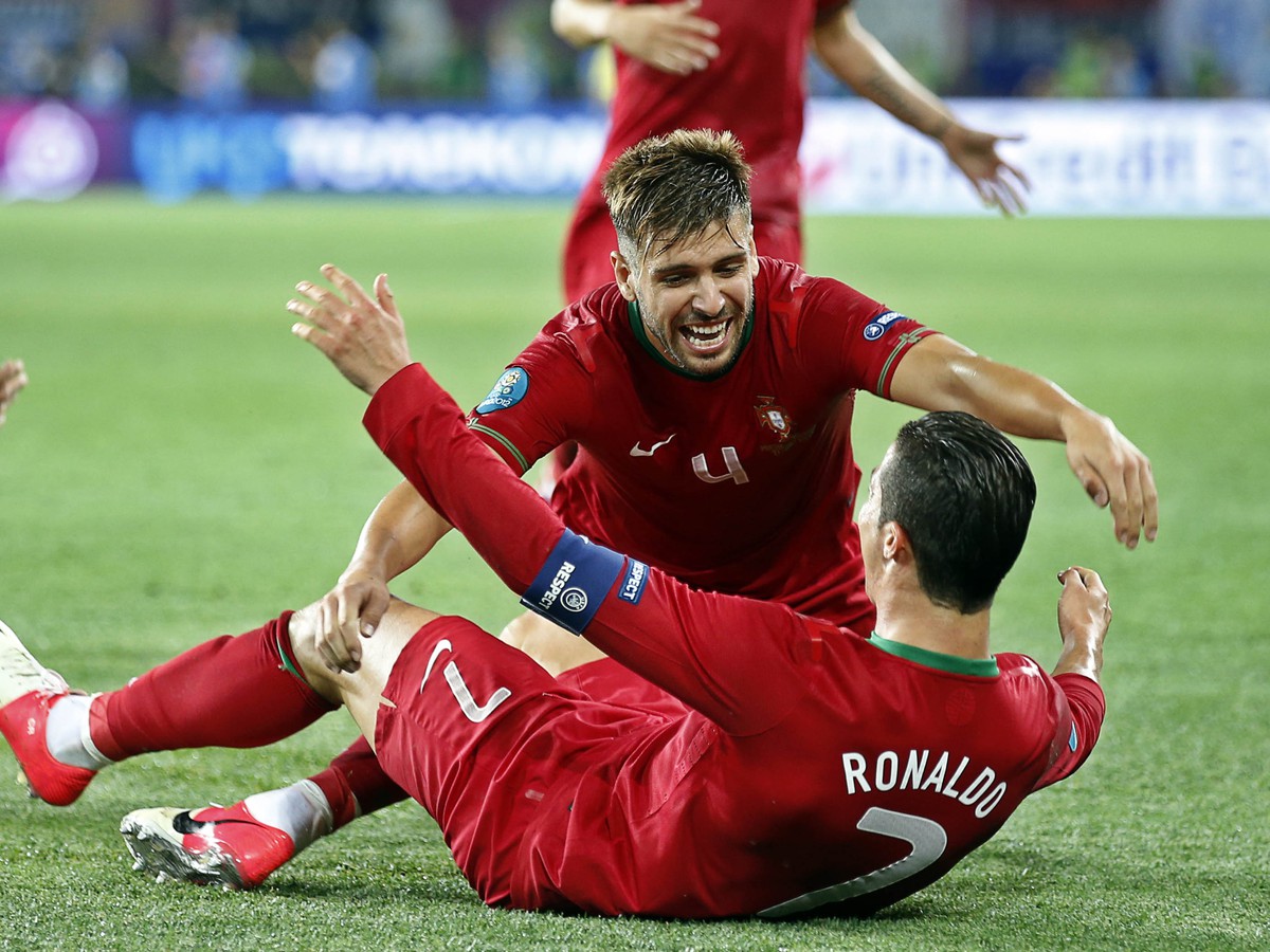 Miguel Veloso v drese Portugalska nad Christianom Ronaldom 