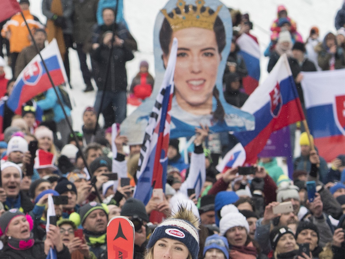 Mikaela Shiffrinová v pozadí slovenskí fanúšikovia