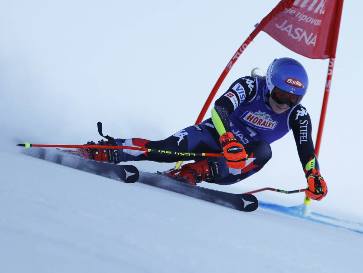 Mikaela Shiffrinová na trati 1. kola obrovského slalomu v Jasnej