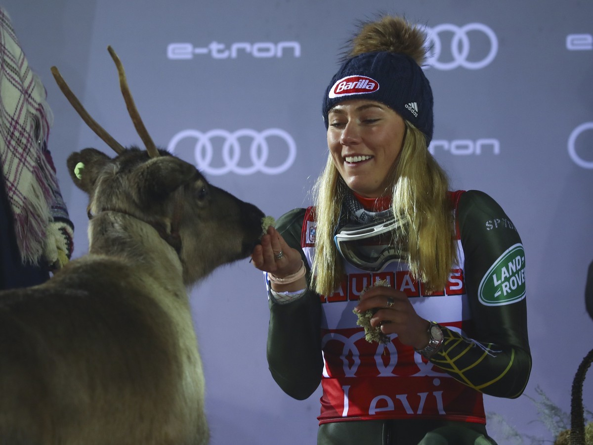 Američanka Mikaela Shiffrinová kŕmi soba na pódiu po víťazstve slalomu vo Svetovom pohári žien vo fínskom Levi