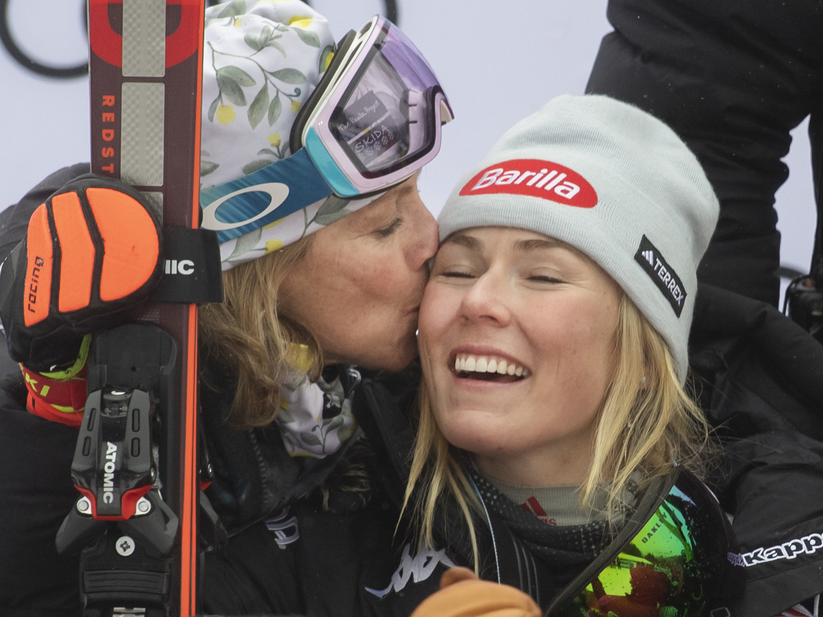 Na snímke vpravo americká lyžiarka Mikaela Shiffrinová a vľavo jej mama Eileen jej dáva pusu na pódiu po 2. kole slalomu žien Svetového pohára v alpskom lyžovaní v českom Špindlerovom Mlyne