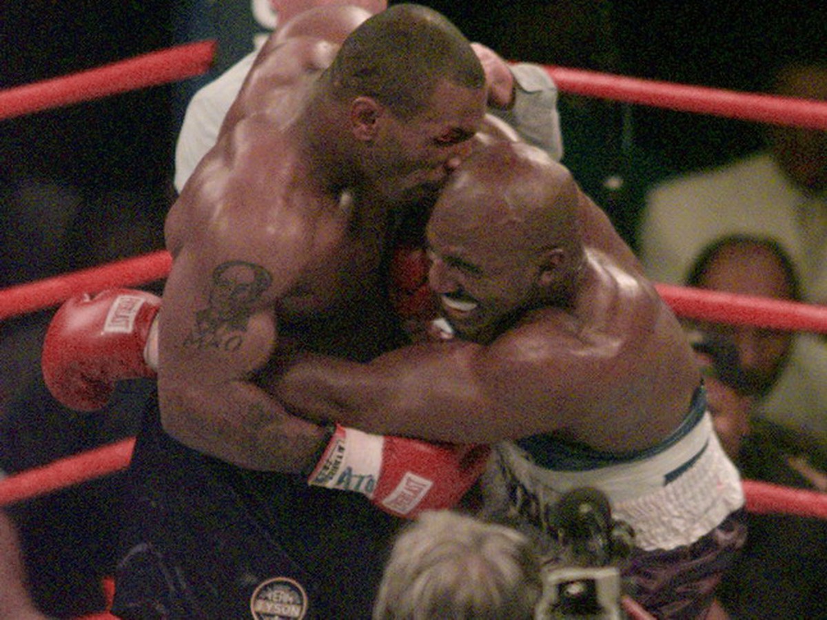 Tyson počas zápasu v roku 1997 odhryzol Holyfieldovi časť ucha.