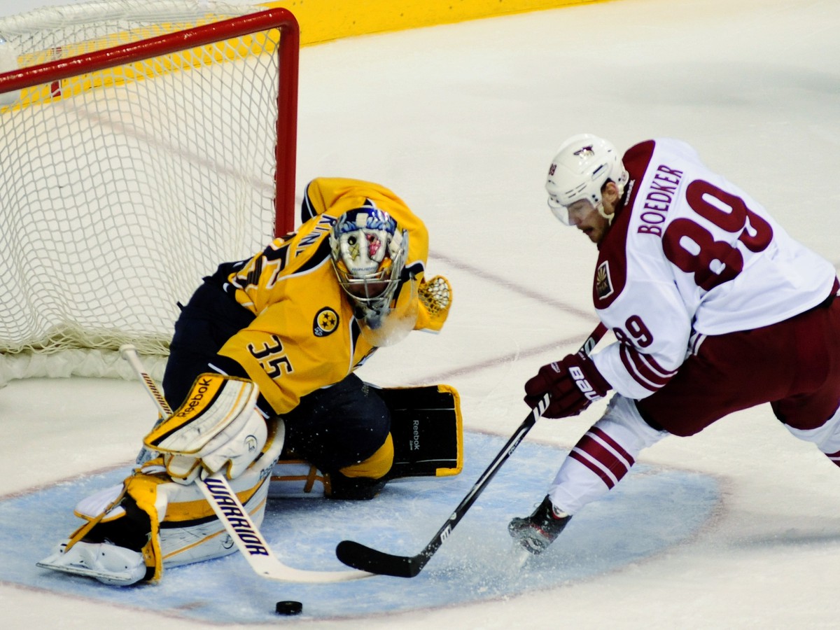 Mikkel Boedker v nájazde na Pekku Rinneho