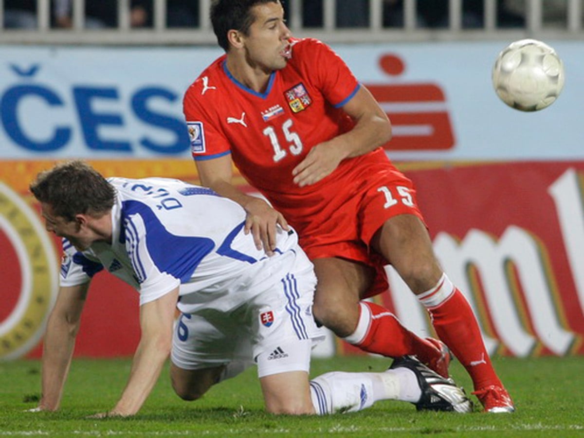 Milan Baroš v súboji s Jánom Ďuricom