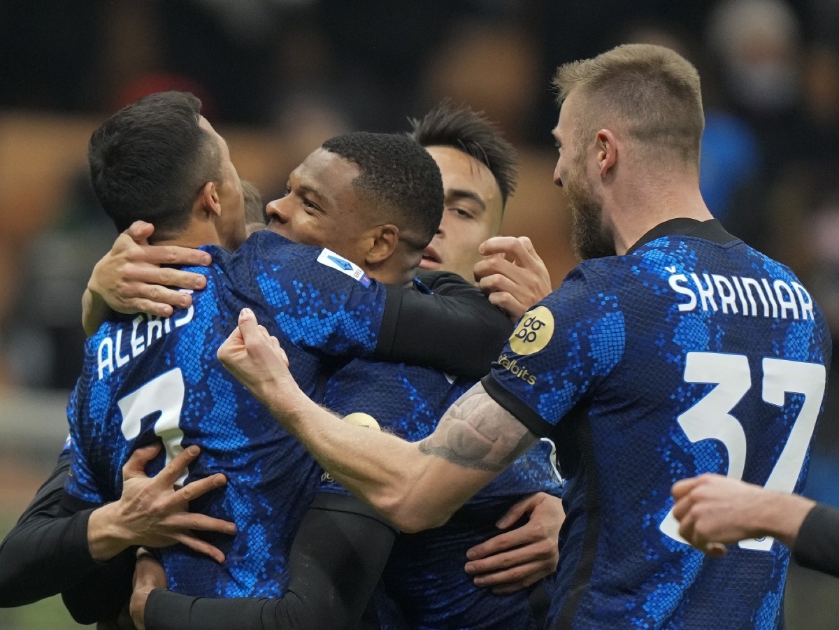 Milan Škriniar oslavuje so spoluhráčmi gól Interu