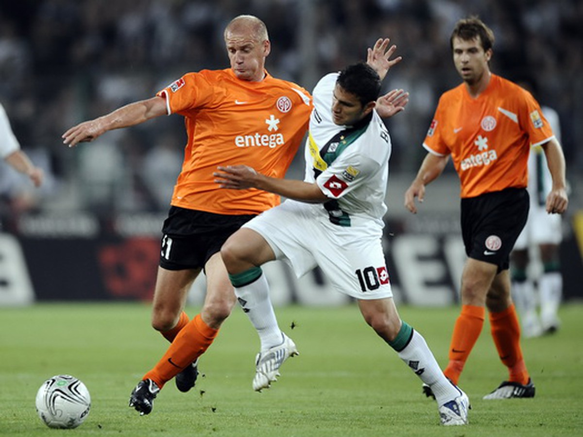 Miroslav Karhan v súboji s Marcelom Bombadillom
