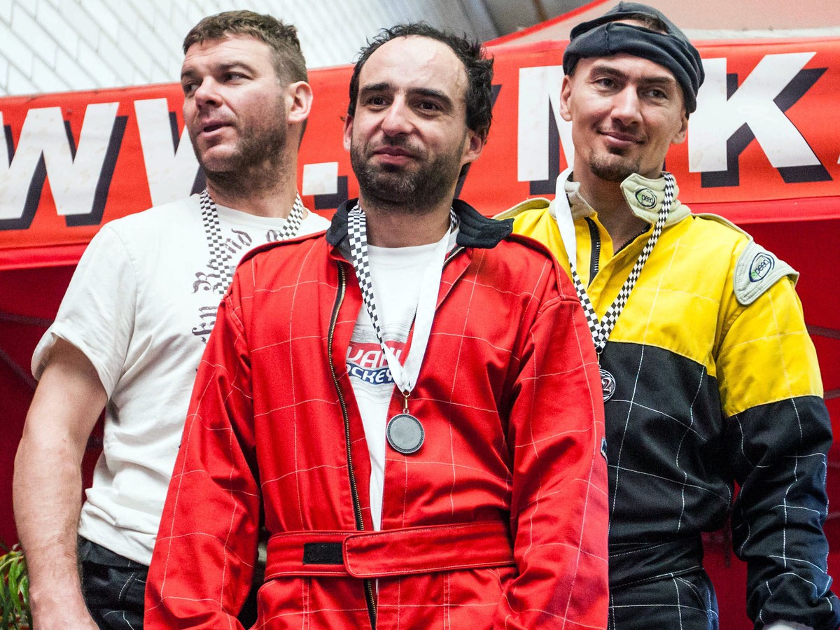 Slovenskí hokejoví reprezentanti Miroslav Šatan, teamhost Peter Brül a Jozef Stümpel na súťaži v motokárach