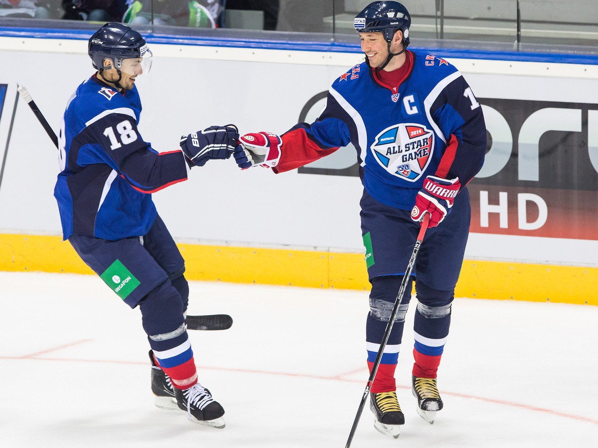 Miroslav Šatan a Iľja Kovaľčuk oslavujú gól v Zápase hviezd KHL