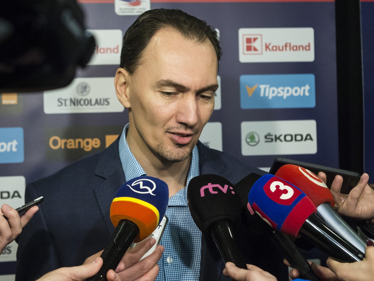 Generálny manažér slovenskej hokejovej reprezentácie Miroslav Šatan počas rozhovoru s novinármi