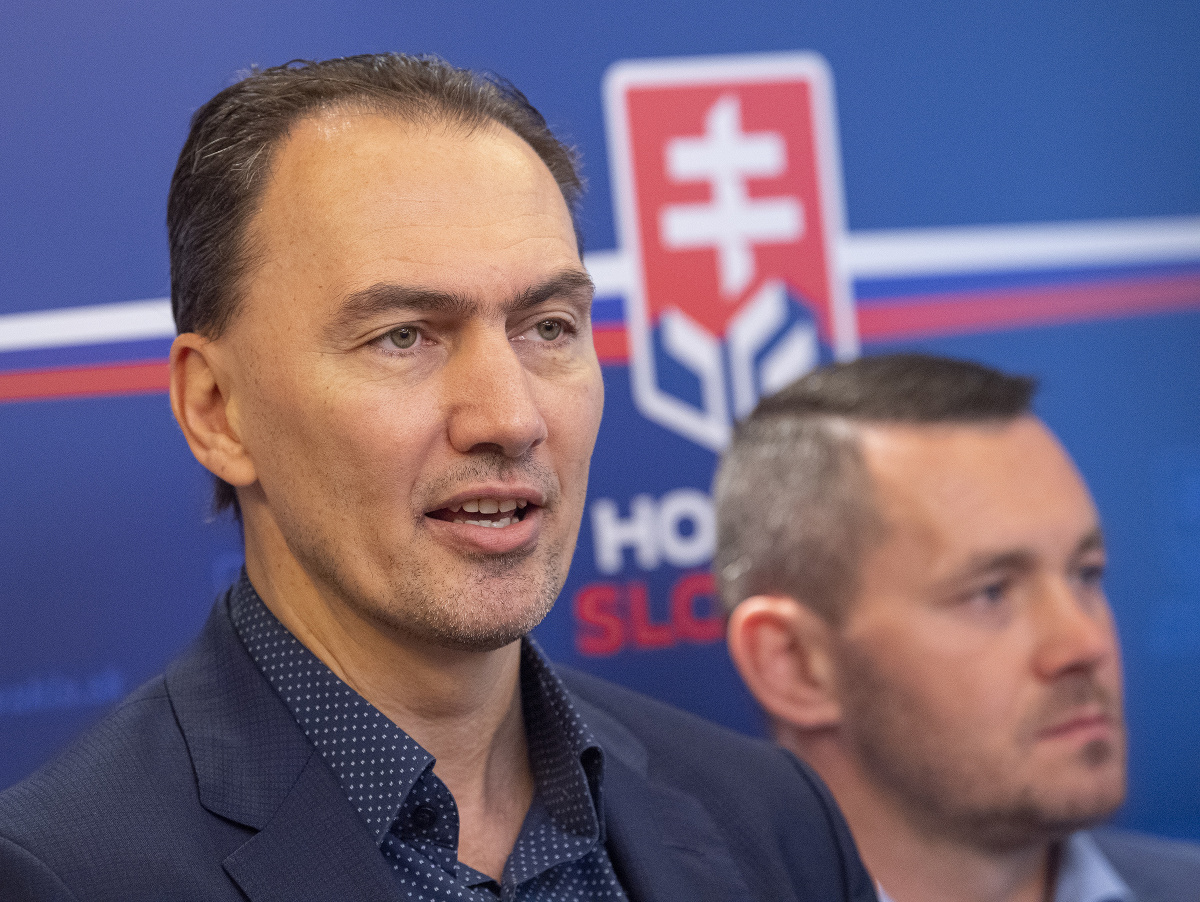 Na snímke vľavo prezident Slovenského zväzu ľadového hokeja (SZĽH) Miroslav Šatan
