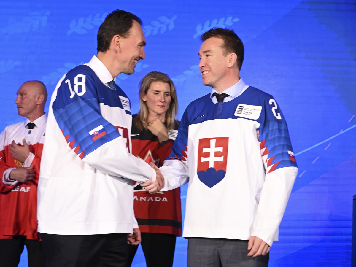 Na snímke bývalých útočníkov slovenskej hokejovej reprezentácie Miroslava Šatana (vľavo) a Žigmunda Pálffyho (vpravo) uviedli do Siene slávy Medzinárodnej hokejovej federácie (IIHF)