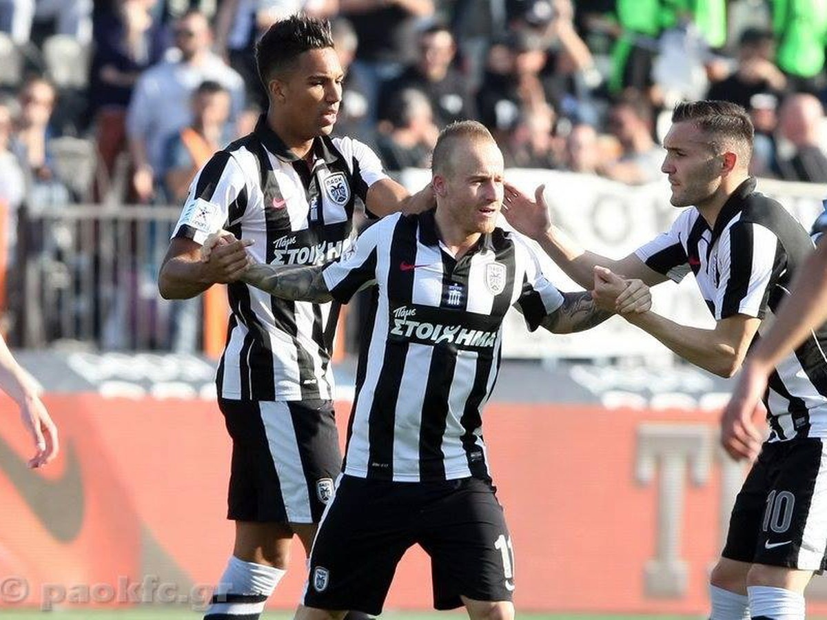 Miroslav Stoch (v strede) so spoluhráčmi oslavuje gól