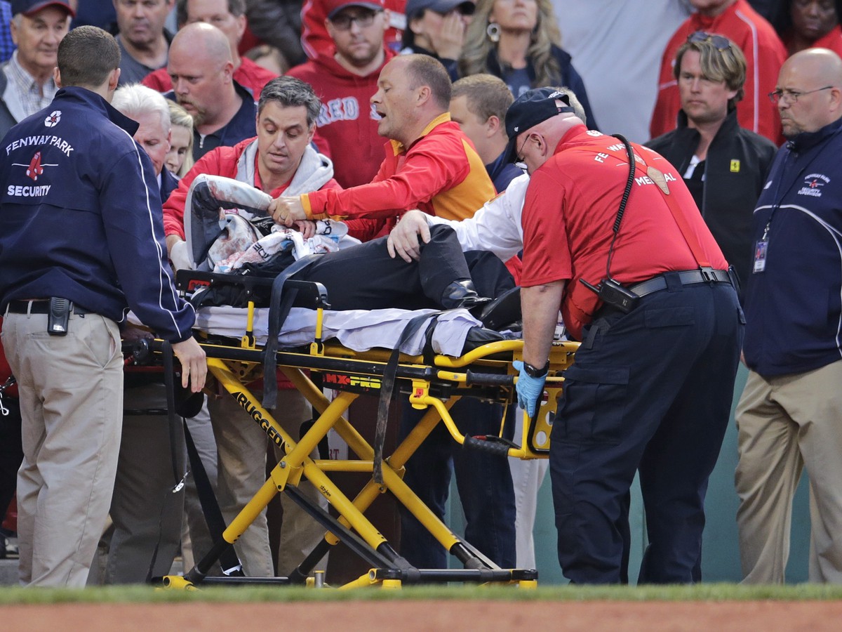 Fanúšička bejzbalu utrpela vážne zranenia potom, čo ju trafila zlomená pálka