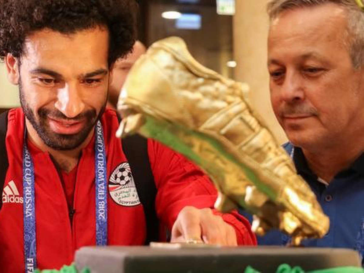 Mohamed Salah rozkrajuje narodeninovú tortu