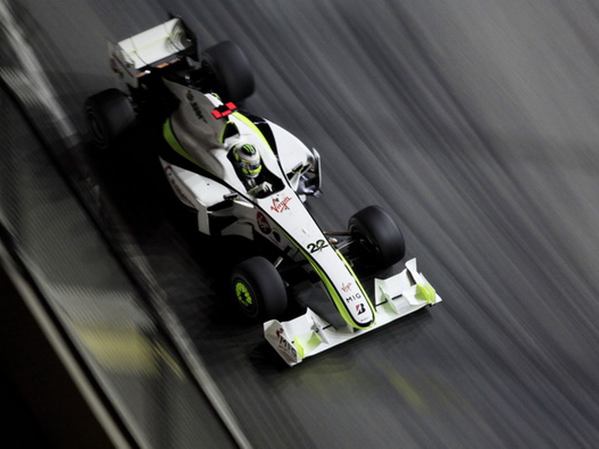 Jenson Button v monoposte Brawn GP počas nočnej kvalifikácie v Singapure.