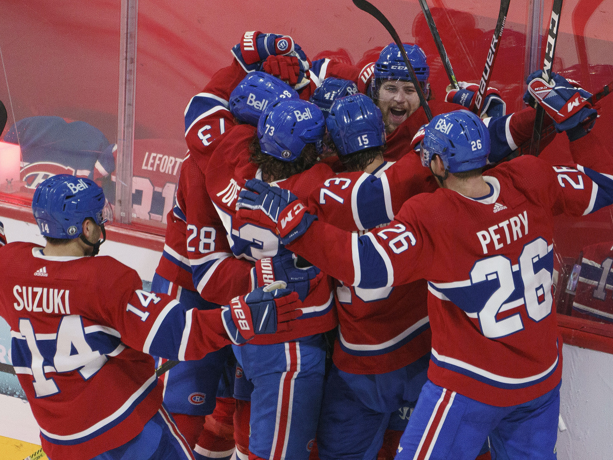 Hráči Montrealu Canadiens oslavujú víťazný gól v predĺžení Josha Andersona
