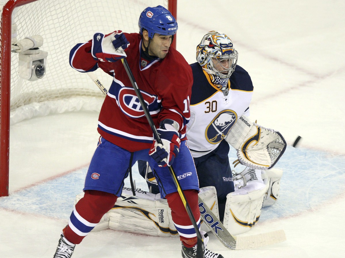 Scott Gomez pred brankárom Sabres