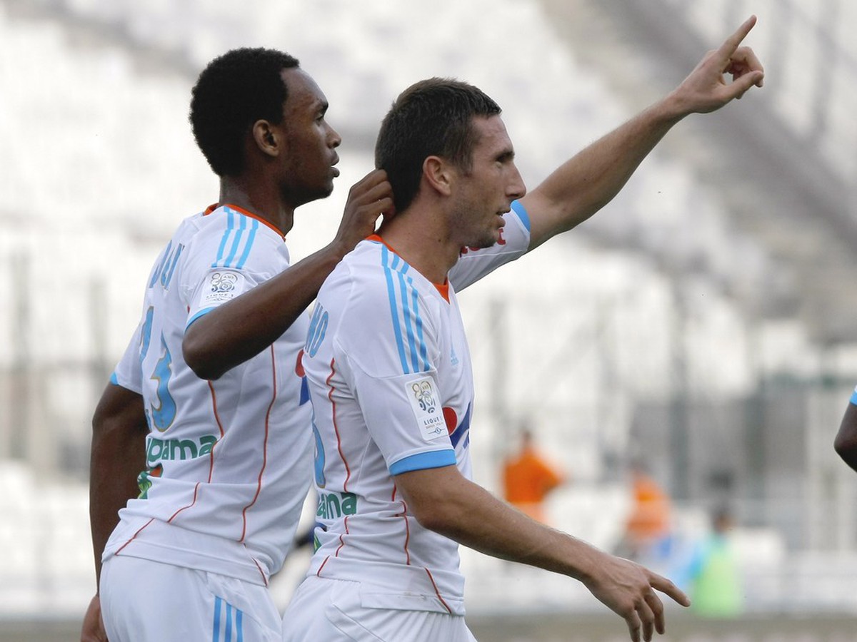 Gólové oslavy hráčov Marseille po góle Amalfitana (vpravo)