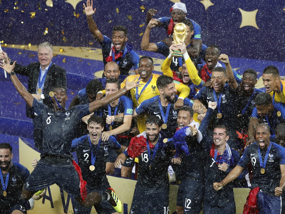 Francúzske majstrovské oslavy s trofejou